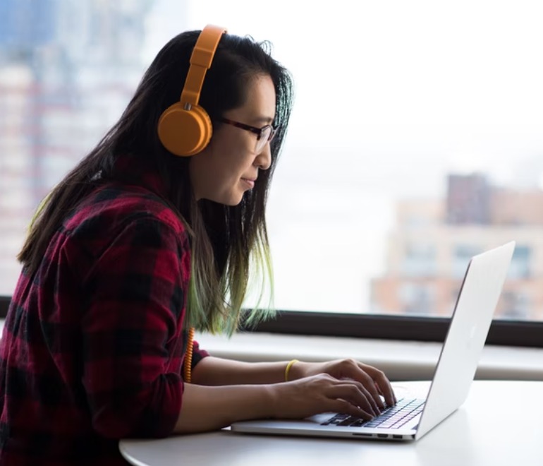 Imagem de Jovem no computador